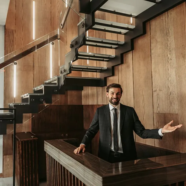 portero de edificio posa acamara sonriendo